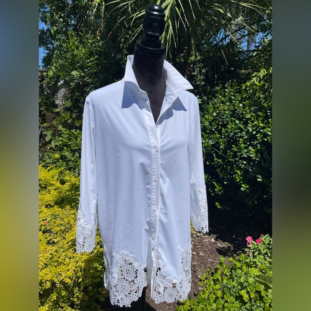 Lysse white classic button-down shirt with white lace on the sleeve and herm LG